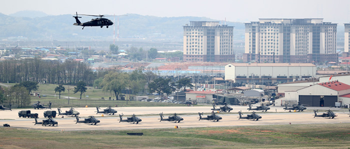 남북정상회담을 하루 앞둔 26일 경기도 평택시 캠프 험프리스에서 UH-60 헬기가 기지로 복귀하고 있다. 연합뉴스