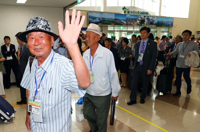 В первый день 21-го раунда встреч разделенных семей, 20 августа, южнокорейские участники прибыли в пост иммиграционного контроля, чтобы перейти границу. / Фото: Ренхап
