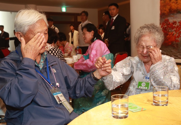 Дедушка Ким Бён О из Юга и его младшая сестра Ким Сун Ок из Севера в ходе последней встречи, которая прошла 22 августа в гостинице Кымгансан, в слезах жалеют о расставании. / Фото: Ренхап