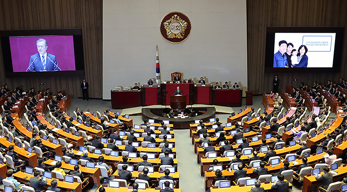 Президент РК Мун Чжэ Ин 1 ноября выступил с речью перед депутатами в главном зале здания Национального собрания. / Фото: Чхонвадэ