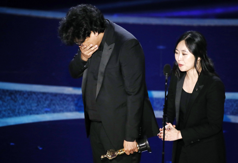 Пон Чжун Хо 9 февраля получил награду «Лучший режиссер» на 92-й церемонии вручения премии Оскар. / Фото: Ренхап