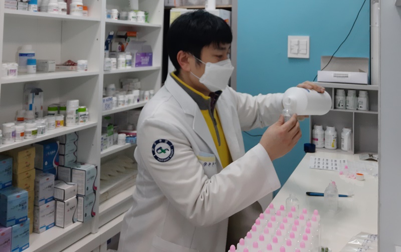 фармацевт Со Ик Хван с 2 февраля начал бесплатно раздавать антибактериальный гель для рук, приготовленный своими руками. / Фото: СО Ик Хван 