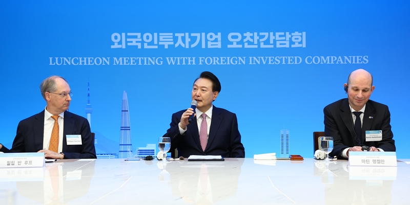 Президент РК Юн Сок Ёль (в центре) 14 февраля выступает на обеденной встрече с иностранными инвестиционными компаниями в Корейской торгово-промышленной палате в районе Чун-гу, Сеул. / Фото: Рёнхап