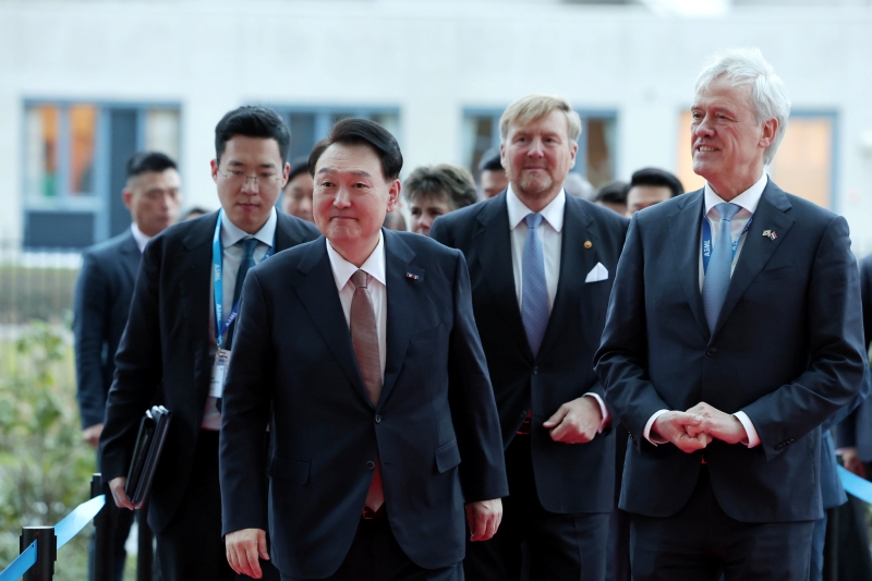 Президент РК Юн Сок Ёль (второй слева), находившийся с государственным визитом в Нидерландах в декабре прошлого года, вместе с королем Нидерландов Виллемом-Александром (третий слева) и генеральным директором ASML Питером Веннинком (справа) посетил штаб-квартиру ASML в Велдховене, Нидерланды. / Фото: Канцелярия президента РК (Ким Ён Ви)