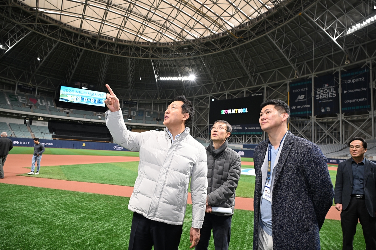 Мэр Сеула О Се Хун (слева) 12 марта посетил стадион «Gocheok Sky Dome» в районе Куро-гу, Сеул, чтобы проверить готовность к принятию Высшей лиги бейсбола «MLB World Tour Seoul Series 2024». / Фото: Администрация города Сеула