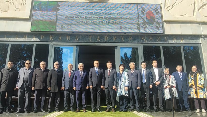 Должностные лица 13 марта позируют для памятного фото на церемонии открытия музея «Афросиаб» в Самарканде, Узбекистан, после реставрации. / Фото: Администрация культурного наследия РК