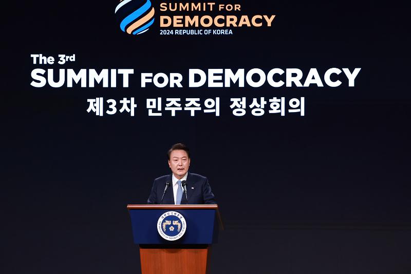 Президент РК Юн Сок Ёль 18 марта произносит приветственную речь на встрече министров в рамках третьего «Саммита за демократию» в отеле Силла в районе Чун-гу в Сеуле. / Фото: Рёнхап