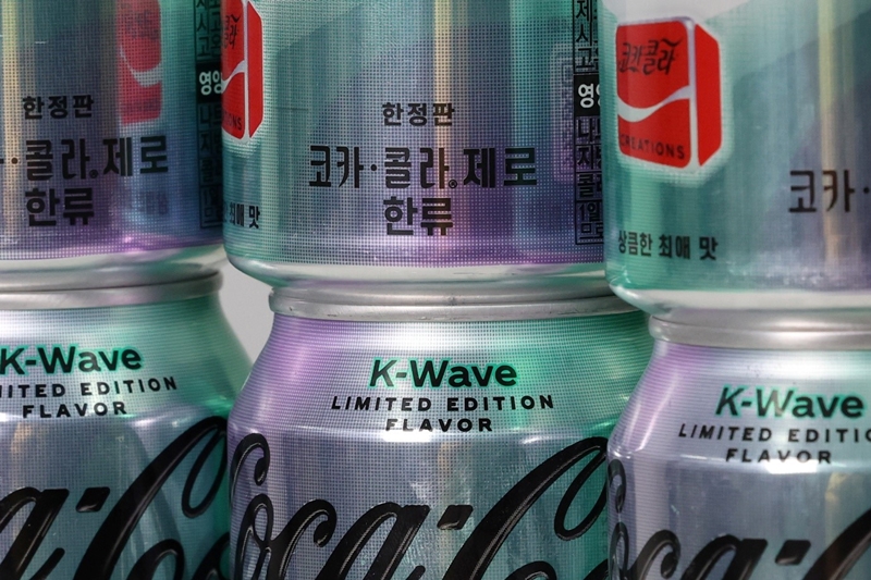 На жестяной банке «Coca-Cola Zero Korean K-Wave» на корейском языке написано «Халлю» и «Освежающий любимый вкус». Старший директор по глобальной стратегии Coca-Cola Оана Влад, выступая на встрече в Сеуле 20 февраля, заявила: «Новый вкус был разработан на основе вдохновения, полученного от бесконечной преданности самых страстных поклонников K-POP по всему миру. Мы добавили в Coca-Cola Zero немного воображения, связанного с K-POP». / Фото: Чон Хан