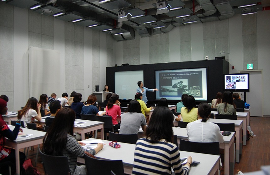 Корейский фонд 18 марта сообщил, что начиная с марта совместно с 12 корейскими университетами возобновит программу «KF Global e-School». На фото лекция «Global e-School», транслируемая за рубежом. / Фото: Корейский фонд