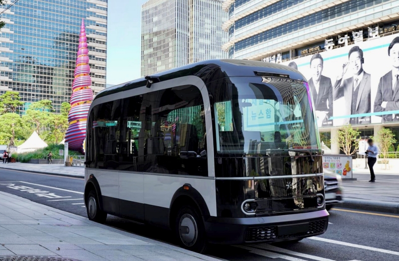 Беспилотный автобус «Чхонгечхон», курсирующий по центру Сеула, теперь будет перевозить не только граждан Кореи, но и иностранных туристов, посещающих столицу. / Фото: Facebook администрации Сеула 