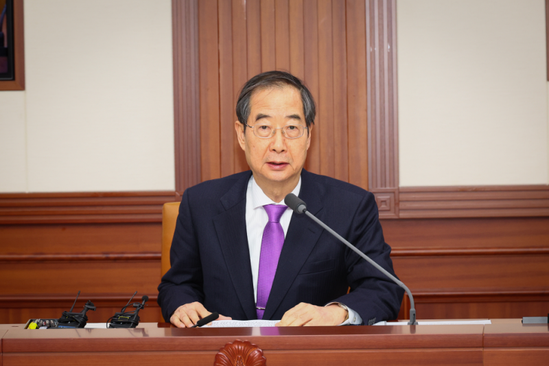 Премьер-министр РК Хан Док Су 5 апреля выступает на совещании министров в Сеульском правительственном комплексе в районе Чонно-гу, Сеул. / Фото: Канцелярия премьер-министра РК