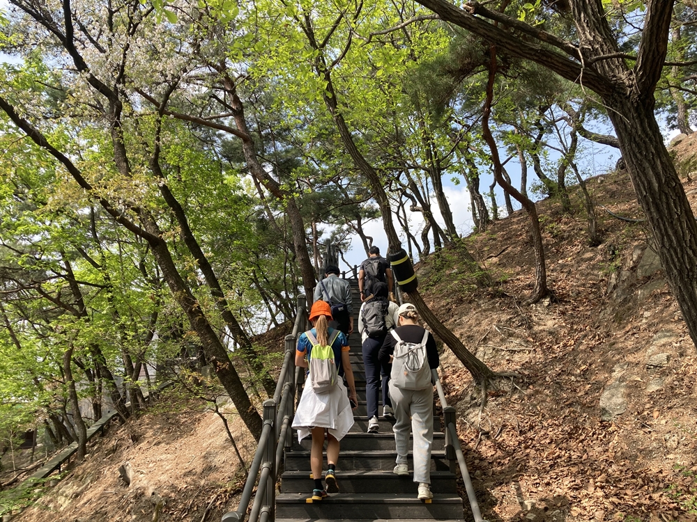 Участники первой в этом году экскурсии, проводимой Сеульским горно-туристическим центром «Пугаксан», 12 апреля поднимаются по лестнице на гору Пугаксан. / Фото: Шарль Одуан 
