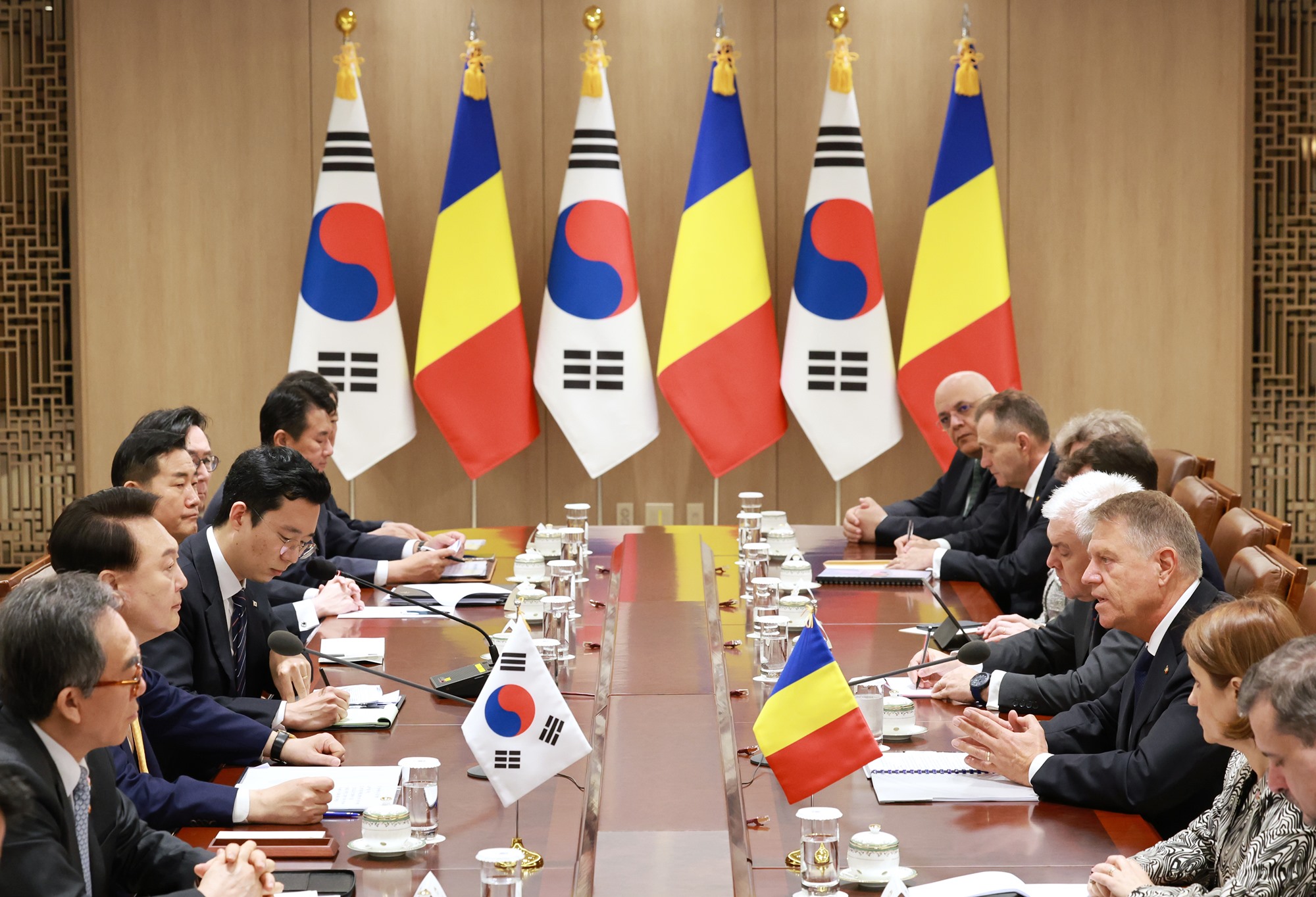 Президент РК Юн Сок Ёль (второй слева) 23 апреля проводит встречу на высшем уровне с президентом Румынии Клаусом Йоханнисом (третий справа) в канцелярии президента в Йонсане в Сеуле. / Фото: Рёнхап