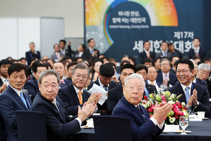 Президент РК Мун Чжэ Ин принял участие в 17-й «Всемирной корейской бизнес-конференции», которая прошла 23 октября во выставочном центре Songdo Convensia. В этом мероприятии участвовали бизнесмены из 6 стран мира. / Фото: Чхонвадэ
