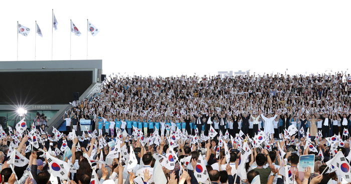Участники церемонии, посвященной 73-й годовщине Освобождения Кореи и от японского колониального ига и 70-й годовщине основания правительства Республики Кореи, три раза кричат «Мансэ!».
