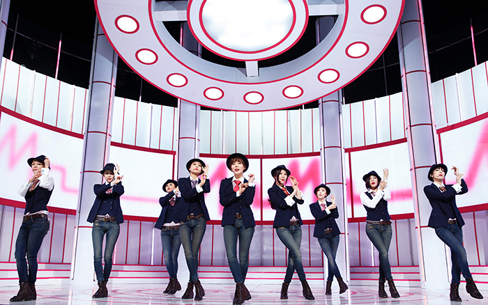 소녀시대는 1년 1개월 만에 발표한 미니앨범 타이틀곡 ‘미스터 미스터(Mr. Mr)’ 무대에서 데뷔 후, 최초로 남자백댄서와 호흠을 맞췄다. (사진제공: M.net)