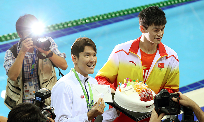 박태환이 26일 생일을 하루 앞두고 ‘라이벌’ 쑨양에게 생일 케이크와 카드를 받고 환하게 웃고 있다. 