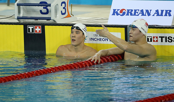 인천 아시아경기대회 남자 자유영 1,500m 패스트 히트 결승전이 열린 26일 경기를 마친 박태환을 향해 쑨양이 관중들에게 박수를 보내 둘 것을 부탁하고 있다. 