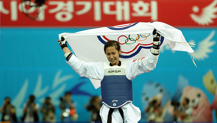 30일 태권도 여자 -53kg급에서 금메달을 확정한 대만의 후앙윤웬이 대만 국기를 들고 경기장을 돌며 감격해하고 있다.