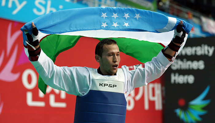 30일 아시아경기대회 태권도 남자 -87kg급에서 금메달을 획득한 우즈베키스탄의 야수르 바이쿠지예프가 자국 국기를 들고 경기장을 돌며 환호하고 있다. 