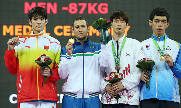 인천 아시아경기대회 태권도 남자 -87kg급 메달리스트들이 30일 시상대에 올라 포즈를 취하고 있다.