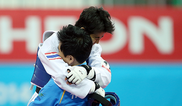 30일 아시아경기대회 태권도 여자 -49kg급에서 정상에 오른 태국의 차나팁 손캄이 최영석 감독에게 달려가 포응을 하며 기뻐하고 있다. 
