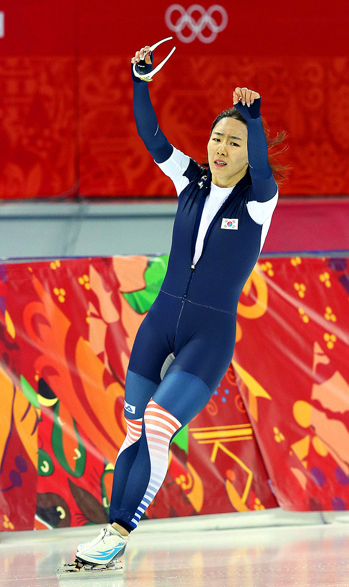 2014 소치 동계올림픽 여자 스피드 스케이팅 500m가 열린 12일 2차 레이스에서 37초28의 올림픽 신기록으로 금메달을 확정지은 이상화가 손을 번쩍 들어 기뻐하고 있다. (사진제공: 대한체육회)