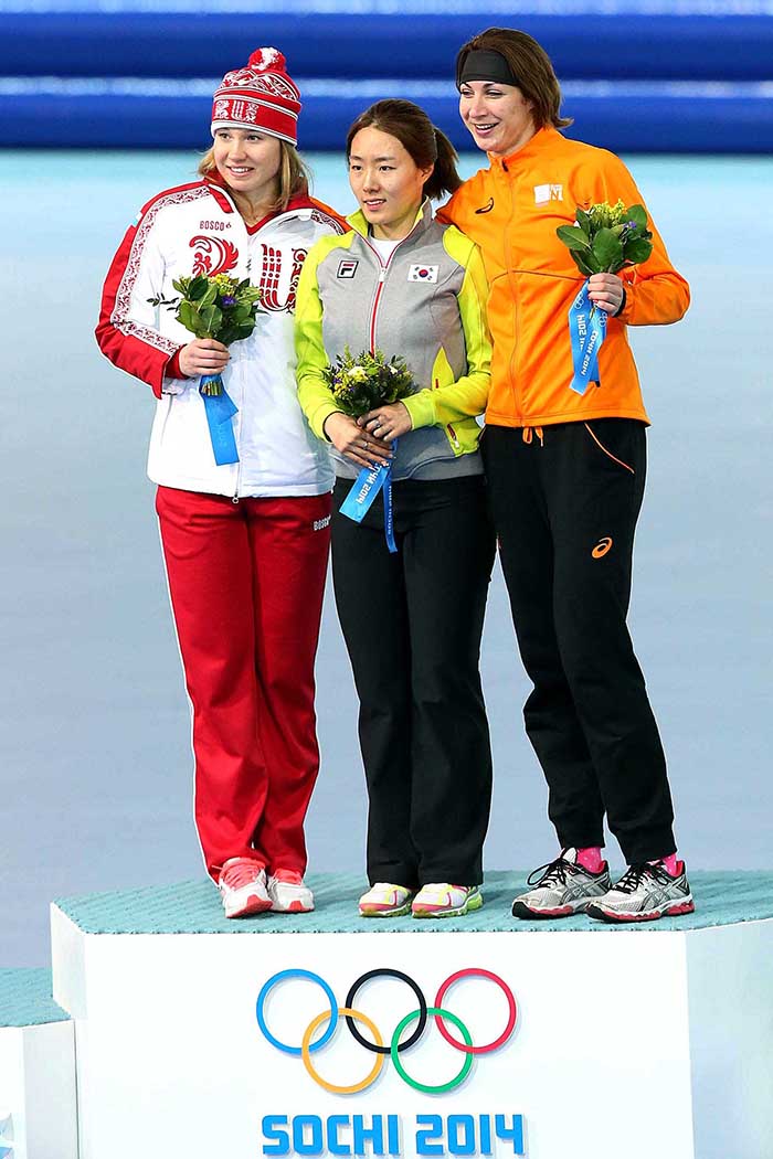 2014 소치 동계올림픽 여자 스피드 스케이팅 500m 정상에 오른 이상화가 시상대에서 러시아 올라 파트쿨리나(왼쪽, 은메달)와 네덜란드의 마고 보어(오른쪽, 동메달)와 함께 카메라를 향해 포즈를 취하고 있다. (사진제공: 대한체육회)