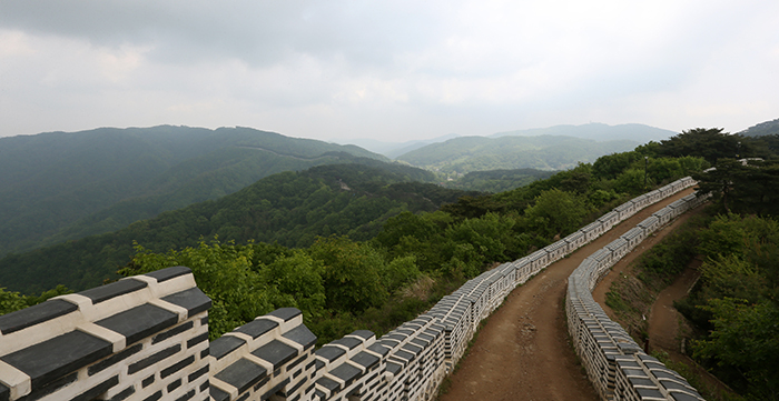 (Сверху вниз) Восточные ворота, западные ворота и крепостная стена Намхансансон (фото: Чжон Хан)