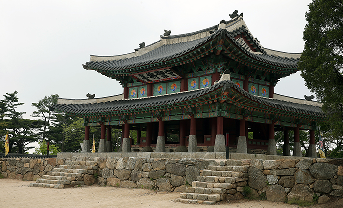  (вверху) Временный дворец, Хэнгун, принимал короля, когда он путешествовал за пределы главного дворца. (внизу) Командный пункт на западной стене под названием Сочжандэ (фото: Чжон Хан)  
