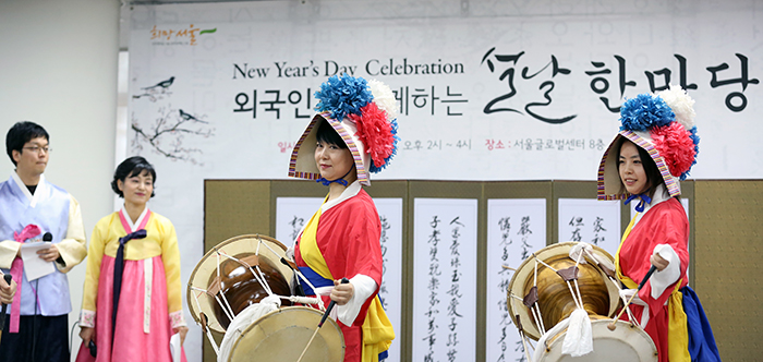 A percussion band composed of expatriates presents a <i>pungmul nori,</i> a folk percussion performance, during the “New Year’s Day Celebration” at the Seoul Global Center on January 28. (Photos: Jeon Han)