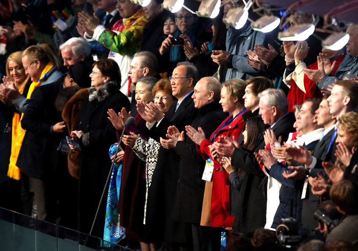 반기문 UN총장(가운데)이 7일 피시트 스타디움에서 열린 소치 동계올림픽 개막식에서 선수들을 향해 기립박수를 치고 있다. (사진제공: 대한체육회) 