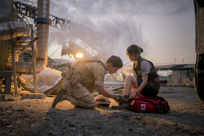 In the special episodes, star Song Joong-ki talks about some of the behind-the-scenes directions he received while filming 'Descendants of the Sun.'