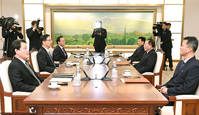 한국 수석대표 천해성 통일부 차관(왼쪽 가운데)과 북한 단장 전종수 조국평화통일위원회 부위원장(오른쪽 가운데)이 17일 판문점 ‘평화의 집’에서 실무회담을 하고 있다. 통일부