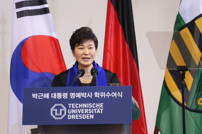 박근혜 대통령(왼쪽)이 드레스덴공대에서 명예법학박사 학위를 수여 받은 후 연설하고 있다. (사진: 청와대)