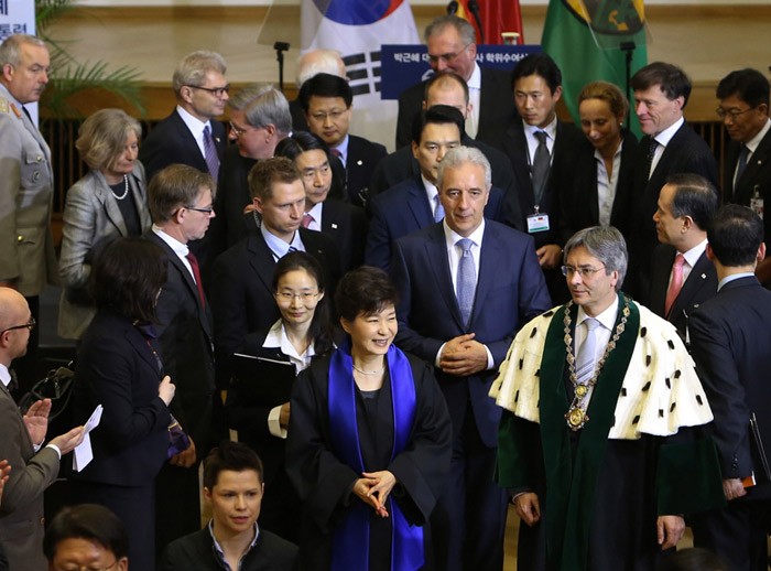 박근혜 대통령(가운데)이 드레스덴공대 명예법학박사 학위수여식장에 입장하자 사람들이 기립박수를 보내고 있다. (사진: 청와대)