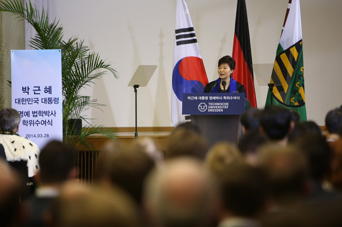 박근혜 대통령의 드레스덴공대 명예법학박사 학위수여식에 참석한 사람들이 박 대통령의 연설을 경청하고 있다. (사진: 청와대)