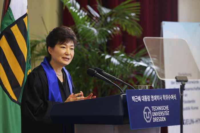 독일을 국빈방문중인 박근혜 대통령이 28일 (현지시간) 드레스덴공대를 방문, 교수. 학생등을 대상으로 통일구상을 밝히고 있다. (사진: 청와대)