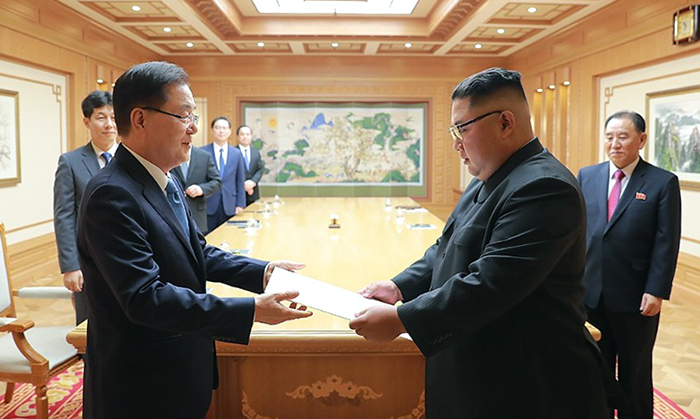 Глава делегации спецпредставителей президента Кореи Чон Ый Ён 5 сентября передал письмо президента Мун Чжэ Ина северокорейскому лидеру Ким Чон Ын. / Фото: Чхонвадэ