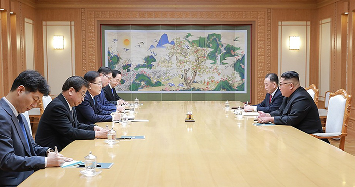 Члены делегации, посетившие Пхеньян 5 сентября, встретились с председателем Госсовета СК Ким Чон Ыном. Участники обсудили график межкорейского саммита, а также улучшение межкорейских отношений и меры по денуклеаризации. / Фото: Чхонвадэ