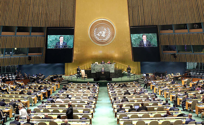 문재인 대통령이 21일(현지시간) 뉴욕 유엔본부에서 열린 제 72차 총회에서 북핵 문제의 평화적 해결을 강조하고 평창 동계올림픽에 전 세계 정상을 초청했다.