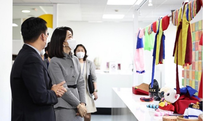 Ким Гон Хи посетила Корейский культурный центр в Мадриде