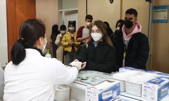 Сеул бесплатно раздал маски иностранцам