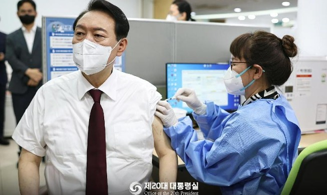 Юн Сок Ёль получил 4-ю дозу вакцины от COVID-19 и призвал последовать его примеру