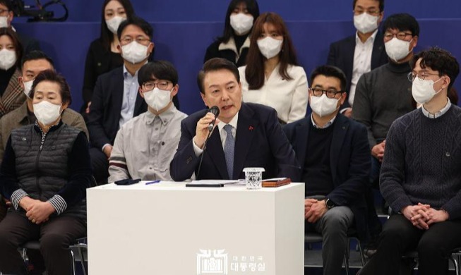 Юн Сок Ёль обсудил государственные задачи с гражданами Южной Кореи