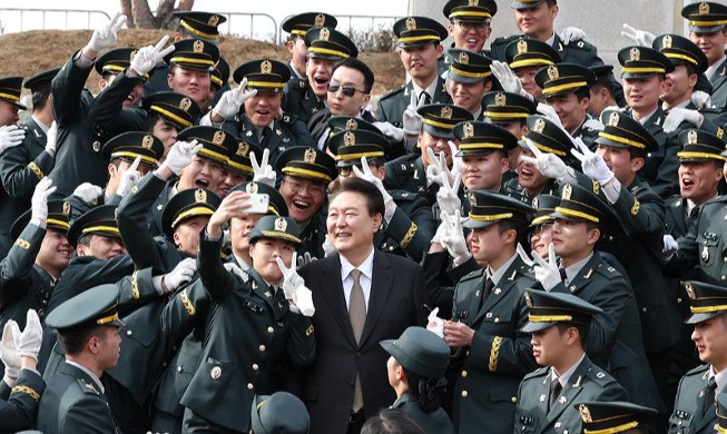 Юн Сок Ёль позирует для фото с молодыми офицерами