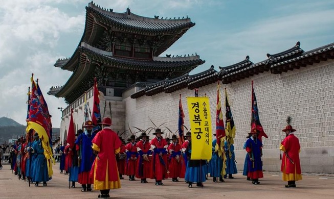 Прогулка по Сеулу вместе со стражниками дворца Кёнбоккун