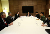 Президент Пак обращается к генеральным директорам крупнейших мировых компаний с предложением инвестировать в Корею