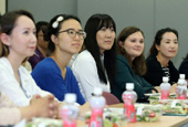 Иностранные студенты собираются вместе для того, чтобы изучать корейскую историю