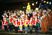 Рождественская ель сияет для всех религий в храме Чогюса